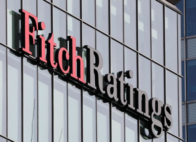 Fitch: «Bλέπει» εντάσεις με πιστωτές για παροχές και φοροελαφρύνσεις