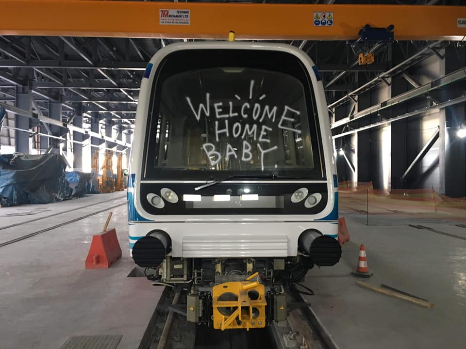 Θεσσαλονίκη: Σβήνουν τα γκράφιτι από τα βαγόνια του μετρό