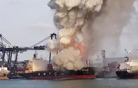 Δεκάδες άτομα στο νοσοκομείο από φωτιά σε πλοίο με χημικά