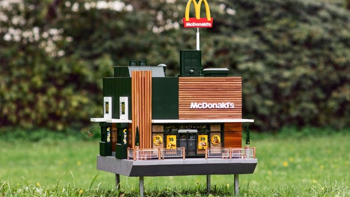 Αυτό είναι το μικρότερο McDonald’s στον κόσμο και είναι για μέλισσες