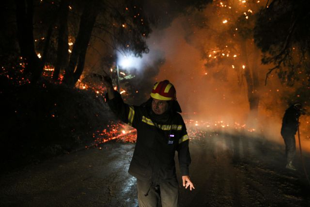 Μεγάλη πυρκαγιά στην Κάρυστο όπου πνέουν ισχυρότατοι άνεμοι