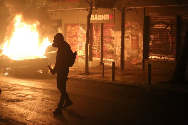 Επίθεση με μολότοφ στα ΜΑΤ έξω από το Πολυτεχνείο