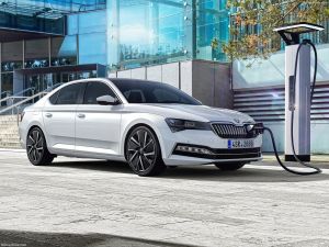 Skoda Superb iV: Πότε θα δούμε την υβριδική εκδοχή στην Ελλάδα