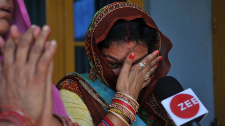 Ινδία: Ξύρισαν το κεφάλι μητέρας και κόρης επειδή αντιστάθηκαν σε απόπειρα βιασμού