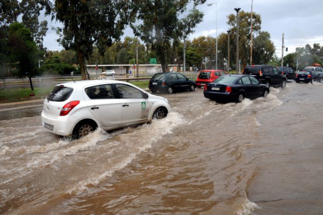 Πλημμυρισμένοι δρόμοι και διακοπές ρεύματος στα νότια προάστια