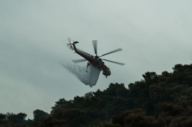 Φωτιά καίει δασική έκταση στην ανατολική Μάνη