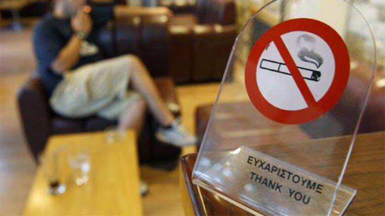 Πώς θα κοπεί… μαχαίρι το τσιγάρο από τους δημόσιους χώρους