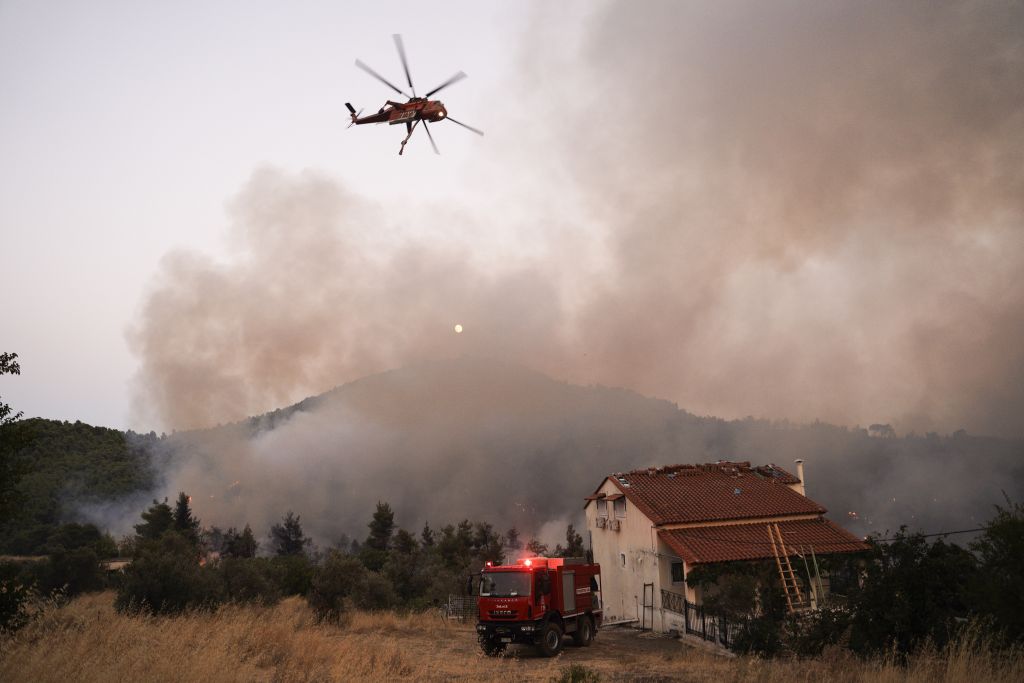 Μπήκε στα χωριά Μακρυμάλλη και Κοντοδεσπότι η φωτιά – Αναταράξεις απωθούν τα εναέρια μέσα