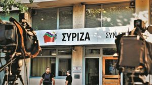 Στην Κουμουνδούρου στήνονται τα χαρακώματα