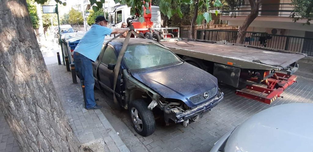 Περισυλλογή εγκαταλελειμμένων αυτοκινήτων από τους δρόμους της πόλης