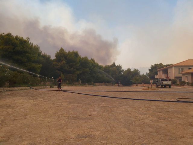 Οι καπνοί στη Ζάκυνθο φαίνoνται από το διάστημα