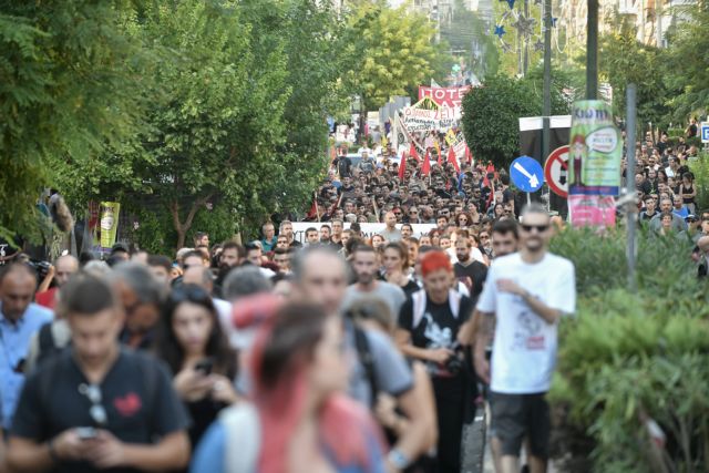 Μαζική η αντιφασιστική πορεία για τη δολοφονία Φύσσα