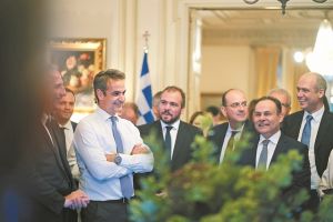 Γκρίνιες στο Υπουργικό για τον Χρυσοχοΐδη