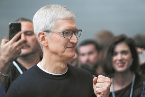 η apple Ψαλίδισε 40% τις αποδοχές του Κουκ