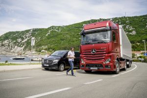 Mercedes-Benz: Τα συστήματα ασφαλείας συστήνονται στους επαγγελματίες οδηγούς