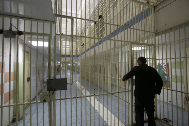 Σπαθιά, μαχαίρια και ναρκωτικά στις φυλακές Αυλώνα