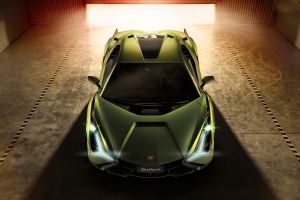 Lamborghini: Το πρώτο υβριδικό της μοντέλο πατάει γκάζι