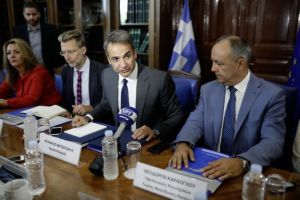 Mitsotakis says he seeks proactive growth initiatives with labour on board