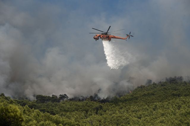 Μεγάλη φωτιά στο Λουτράκι – Κομάντος της ΕΜΑΚ στα Γεράνεια Ορη