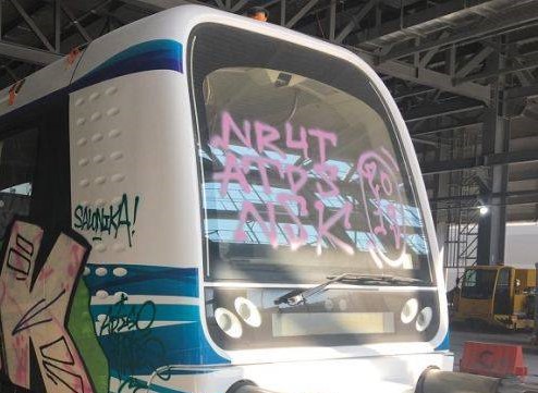 Βανδάλισαν πάλι τα καινούρια βαγόνια του μετρό στη Θεσσαλονίκη
