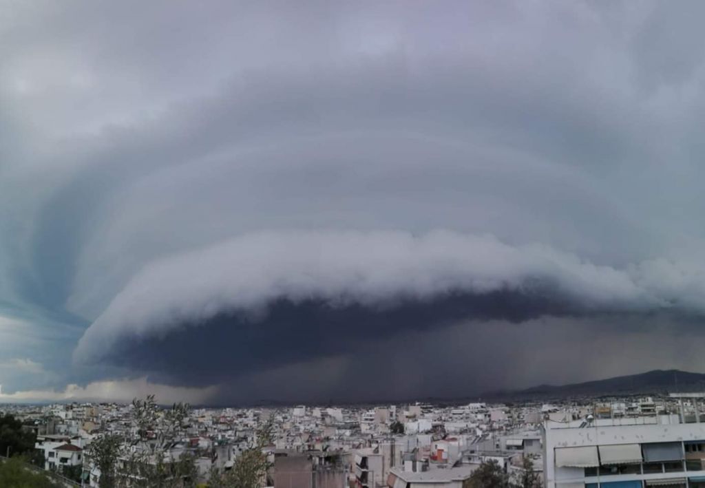 Σύννεφο-αμόνι έφερε την ξαφνική καταιγίδα στην Αττική