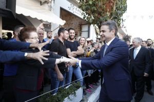 Κρήτη: Θερμή υποδοχή στον Μητσοτάκη με μαντινάδες