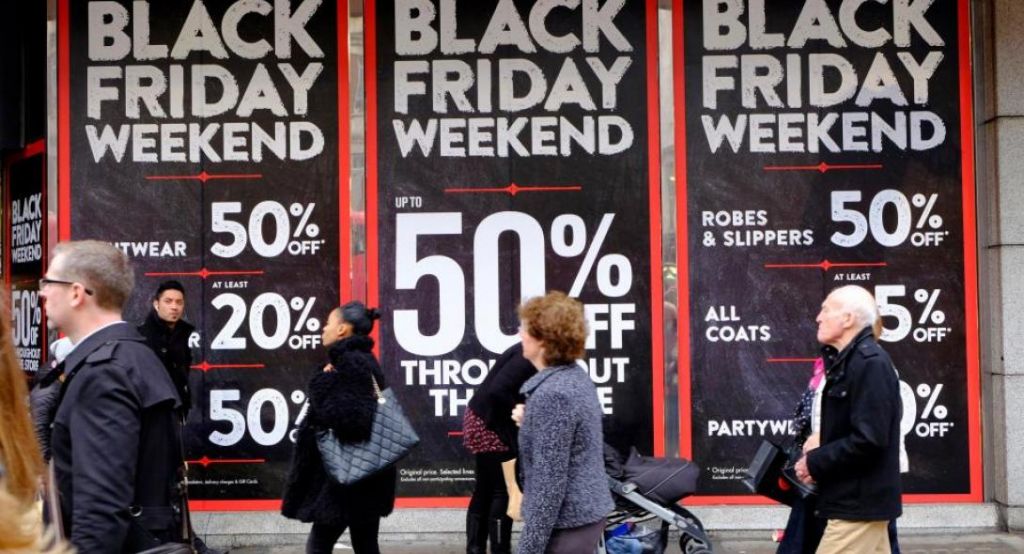 Black Friday : Πυρετώδεις προετοιμασίες για τις εκρηκτικές εκπτώσεις