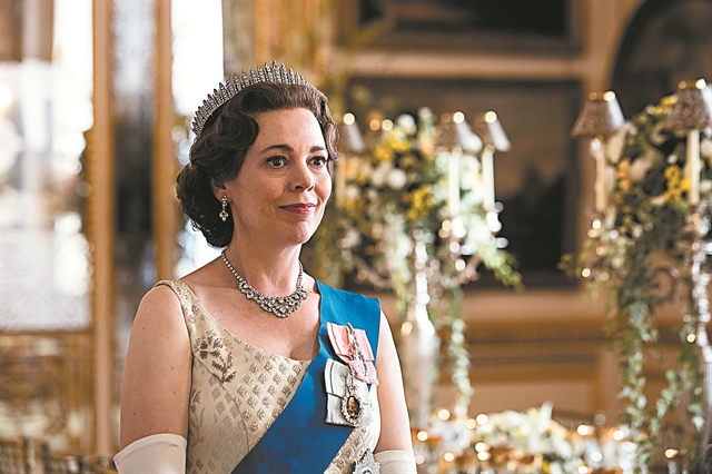 Στην τρίτη σεζόν τού «The Crown» η βασίλισσα Ελισάβετ έρχεται με φόρα από τον…. Γιώργο Λάνθιμο