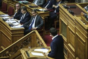 Πολεμικό κλίμα στη Βουλή μεταξύ Μητσοτάκη – Τσίπρα με φόντο το Προσφυγικό