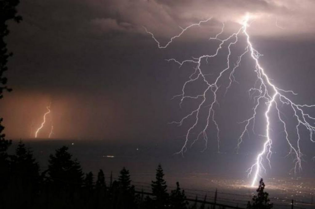 Στο έλεος της κακοκαιρίας η Αττική – Κεραυνοί και καταρρακτώδης βροχή