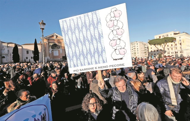 «Σαρδέλες», Bella Ciao και Σύνταγμα