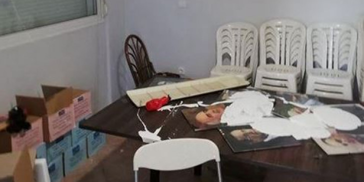 Χαϊδάρι: Eπίθεση στα γραφεία της ΝΔ – Κατέστρεψαν τρόφιμα για το «Χαμόγελο του Παιδιού»