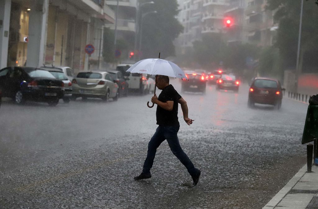 Βροχές, χιόνι και πτώση της θερμοκρασίας την Τρίτη – Δείτε πού