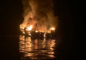 Μεγάλη πυρκαγιά σε σκάφος στη μαρίνα Αλίμου