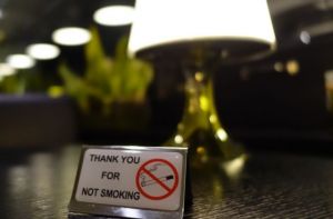 Αντικαπνιστικός νόμος : Βγαίνουν δήθεν για τσιγάρο και φεύγουν χωρίς να πληρώσουν