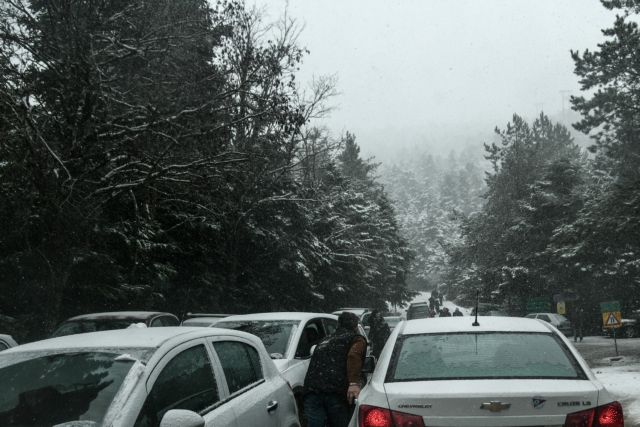 Πού χιονίζει τώρα: Σε ποιους δρόμους θα χρειαστείτε αλυσίδες