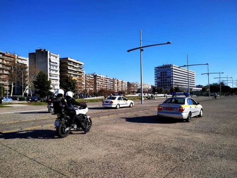 Θεσσαλονίκη: Αστυνομικοί έδιωξαν κόσμο που βόλταρε στην παραλία | tanea.gr