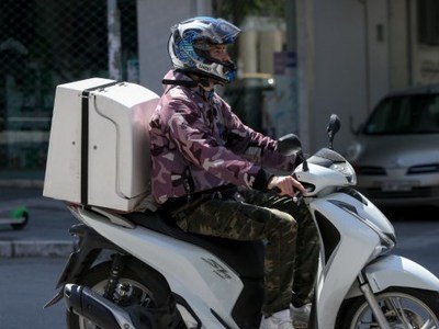 Κοροναϊός: Ανάρπαστες έχουν γίνει οι υπηρεσίες delivery