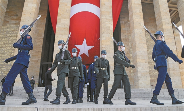 Ο ιός στραγγαλίζει τον Ερντογάν