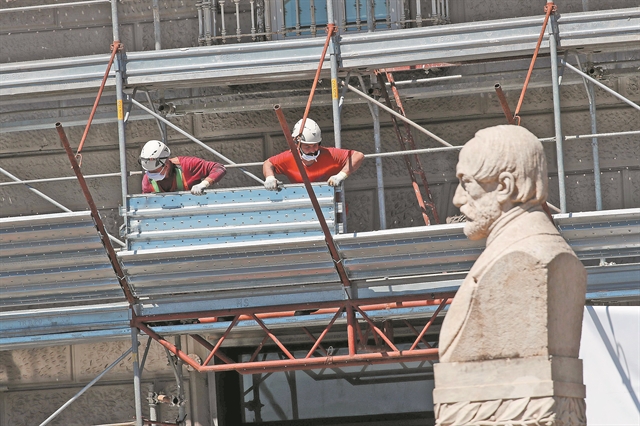 Θα δώσουν άδειες παραμονής και εργασίας σε 600.000 μετανάστες