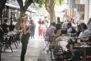 Η ιστορική πλατεία γεμάτη ήχους και χρώματα