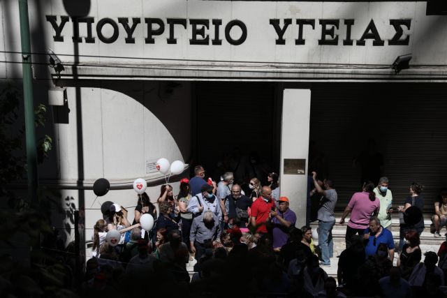 Καταρρέει το ΕΣΥ στον απόηχο των χειροκροτημάτων - ΤΑ ΝΕΑ