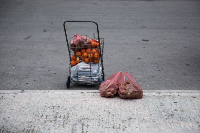 Στοιχεία - σοκ για τη φτώχεια στην Ελλάδα - Δεν έχουν ούτε τα βασικά 4 στις 10 οικογένειες | tanea.gr