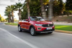 VW T-Roc Cabriolet: Το κάμπριο SUV προσεδαφίστηκε στην ελληνική αγορά