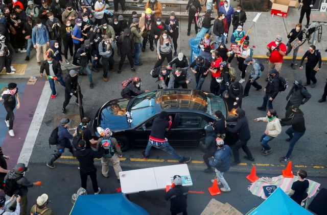 Σοκάρουν οι εικόνες στο Σιάτλ: Ενοπλος έπεσε με το αμάξι του σε διαδηλωτές