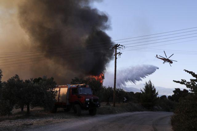 Απίστευτο βίντεο στις Κεχριές: Ελικόπτερο περιέλουσε με νερό κάμεραμαν