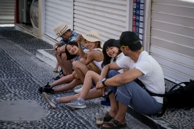 Σχεδόν 500 κρούσματα καταγράφηκαν τον Ιούνιο – Τι ανησυχεί τους ειδικούς ενώ αρχίζουν οι πτήσεις εξωτερικού