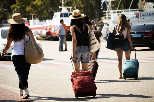 Πειραιάς: Ουρές στο λιμάνι, αναχωρούν οι αδειούχοι του Αυγούστου