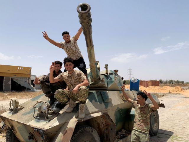Ανάφλεξη στη Λιβύη: Βίντεο από την επίθεση στην βάση Αλ Ουατίγια