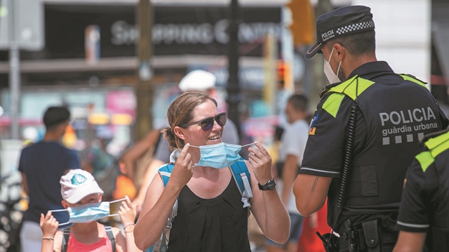 Με μάσκα σε κλειστούς αλλά και ανοικτούς χώρους